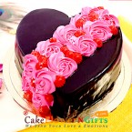send half kg designer roses on heart chocolate cake delivery