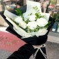white-roses-bouquet-black-paper-packing