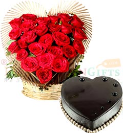 send 500gms Heart Shaped Chocolate Cake n Roses Heart Shape Bouquet delivery