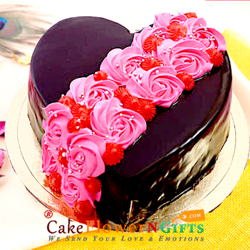 send half kg eggless designer roses on heart chocolate cake delivery