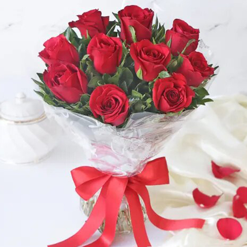 Send Online 10 red roses bouquet Order Delivery | flowercakengifts