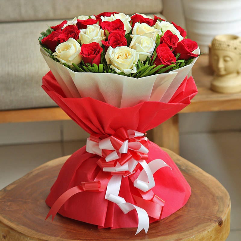 send 25 red white roses bouquet delivery