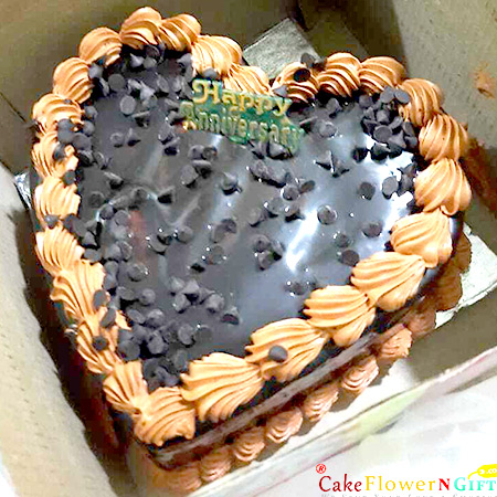 send half kg eggless heart shaped chocolate chip cake 06 delivery