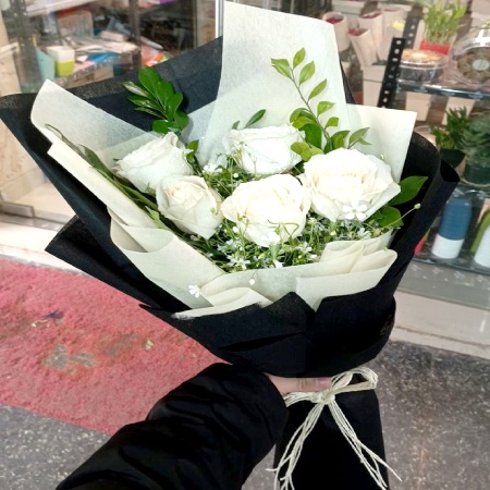 white-roses-bouquet-black-paper-packing